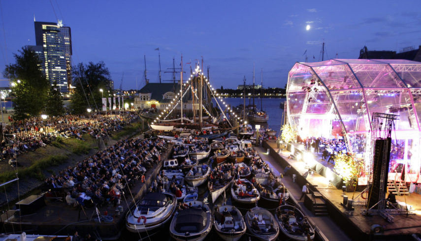 Free concert by the Rotterdam Philharmonic Orchestra at the Veerhaven.