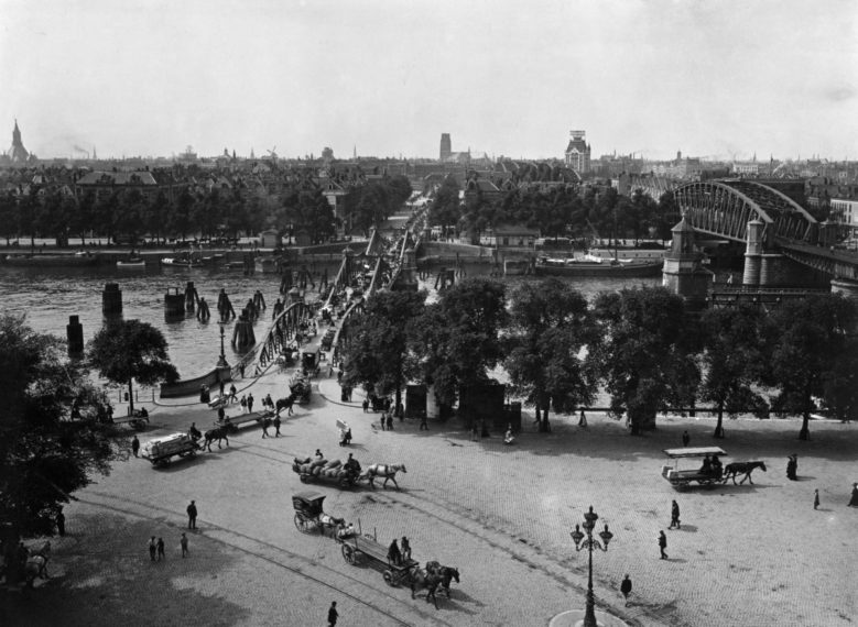 Stieltjesplein and the Koninginnebrug. The Koninginnebrug was, a swing bridge until 1929. (1920)