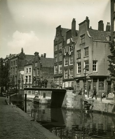 The Krattenbrug across the Delftsevaart on the corner of the Bagijnenstraat. (1922)
