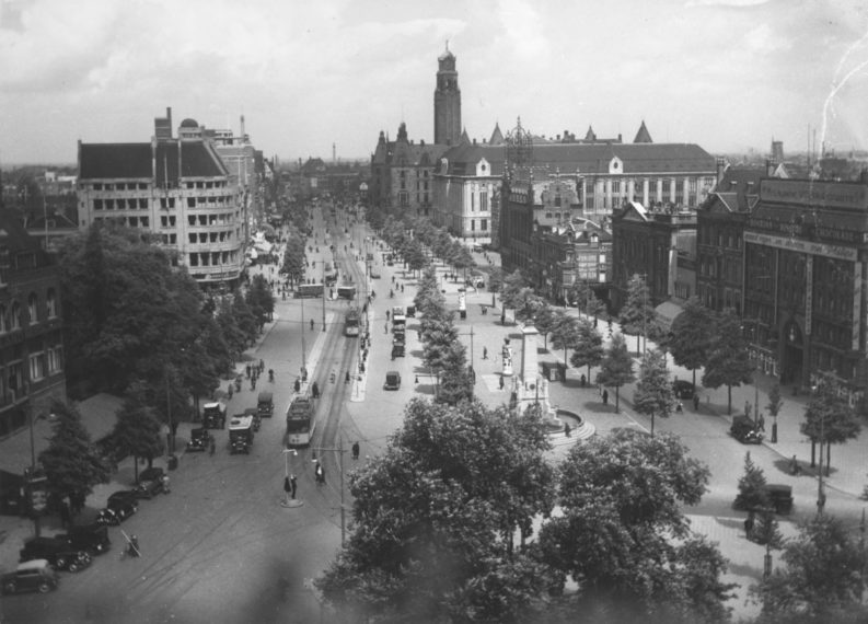 Coolsingel with on the right side the post office and City Hall. (1930)