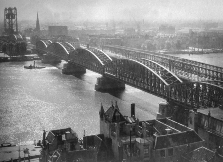 View of the Maasbruggen seen from the White House. (1930)