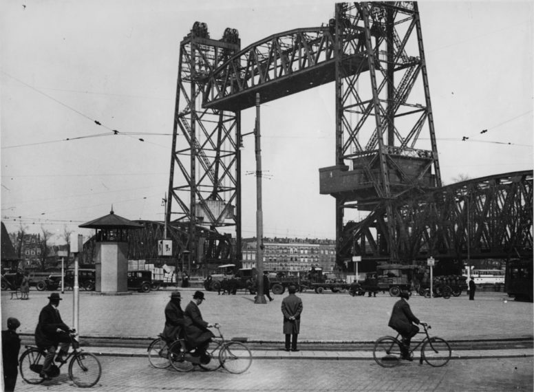 The Hefbrug across the Koningshaven, towards the Stieltjesplein. (1932)