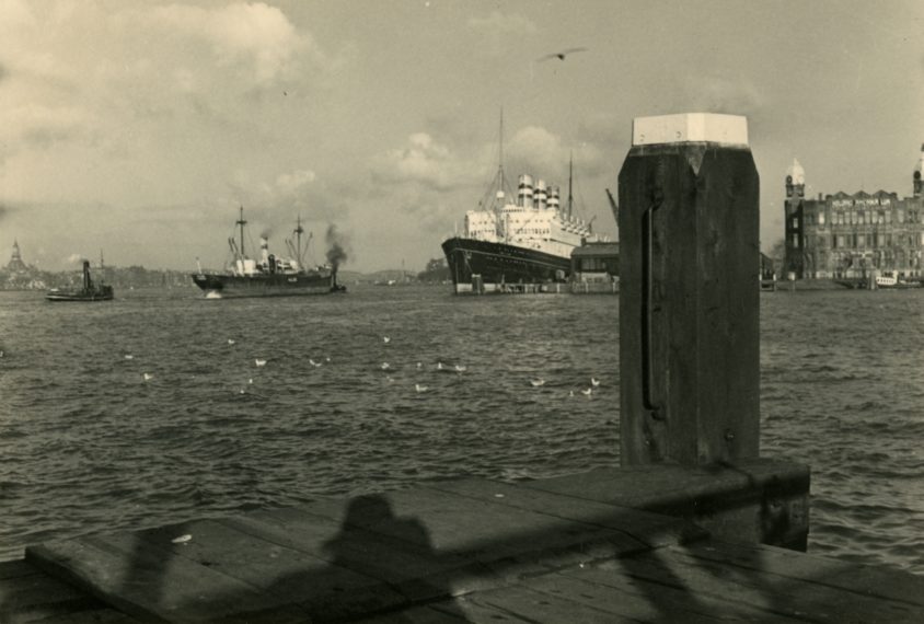Nieuwe Maas seen from the Left of the Veerdam. Right the vessel, Nieuw-Amsterdam, moored along the Wilhelminakade. (1938)