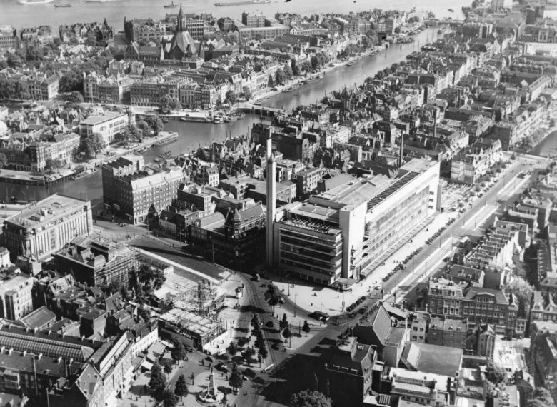 Aerial view of the Bijenkorf, Leuvehaven and the Zuiderkerk. (1939)