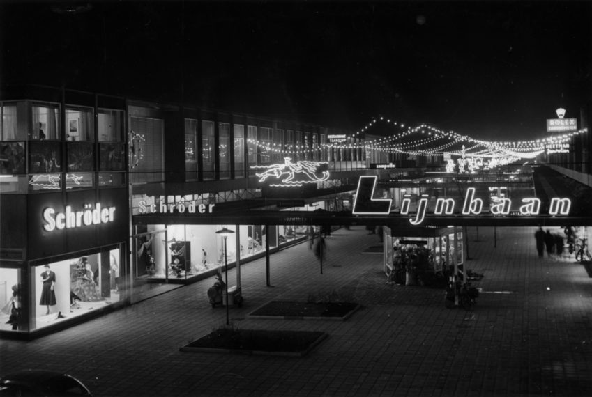 During the December holidays the Lijnbaan is decorated with lights. (1955)