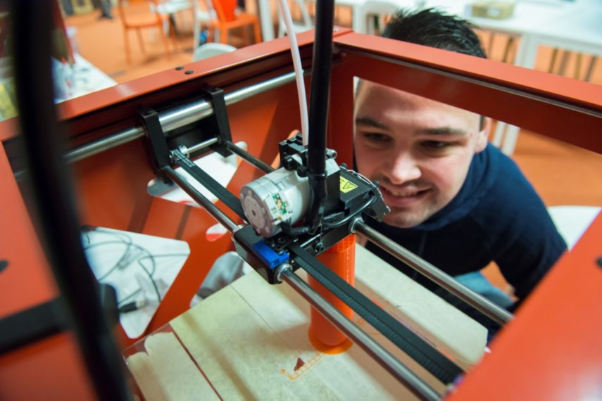 RDM Makerspace biedt particulieren en bedrijven toegang tot machines, zoals 3D-printers, hout- en metaalbewerking machines, lasersnijders, CNC frees en elektronica gereedschap. Daarnaast worden cursussen aangeboden.