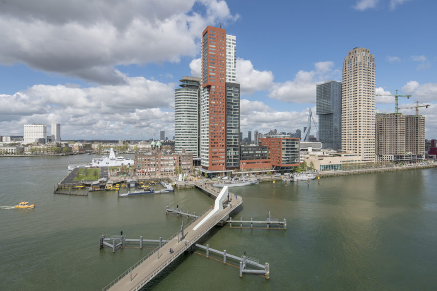 De Rijnhavenbrug in open stand. De Rijnhavenbrug verbindt de Wilhelminapier bij Hotel New York met Katendrecht voor fietsers en voetgangers.  De brug wordt ook wel 