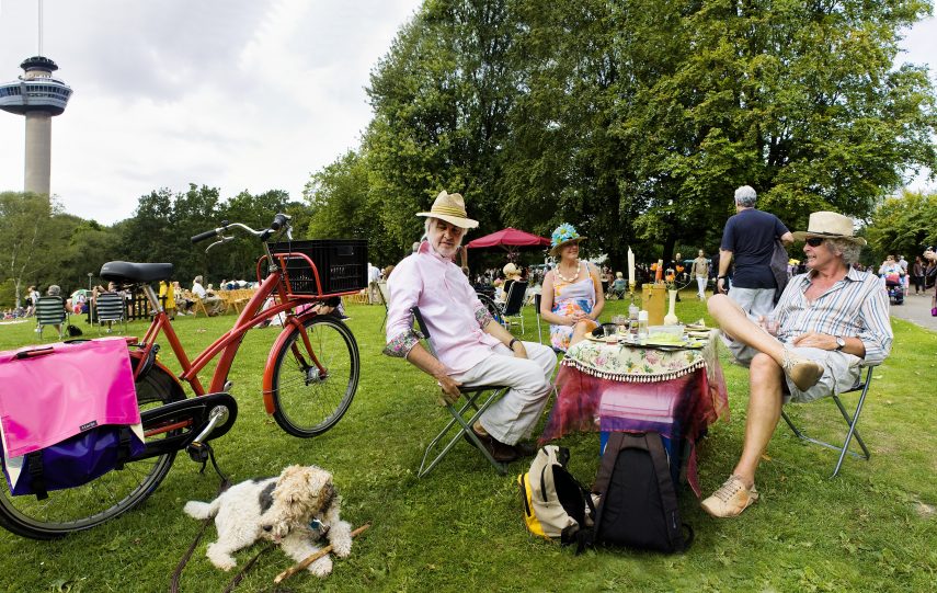 Mensen in het Park bij de Euromast gedurende dag van de Romantische muziek