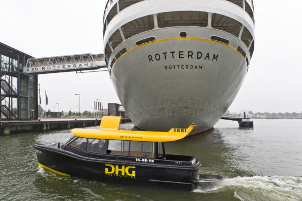 Met de Watertaxi naar het ss Rotterdam.