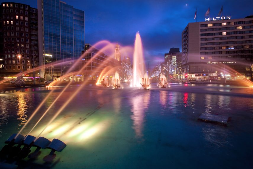 The illuminated Hofplein fountain.