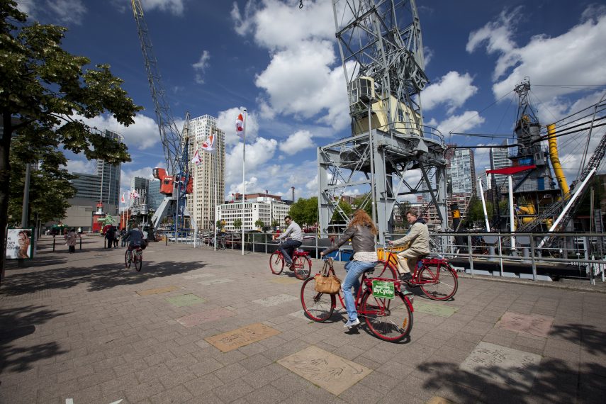 Bycycle tour through the city at Leuvehaven, Walk of Fame