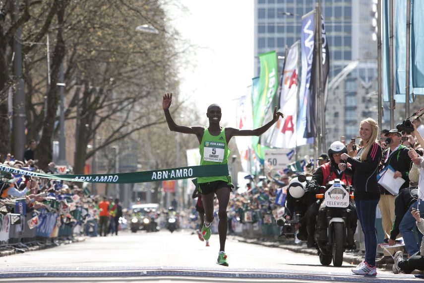 The ABN AMRO Marathon Rotterdam is a mix of (top) sport and national feast. Bands and DJs are along the trail to encourage the runners.
