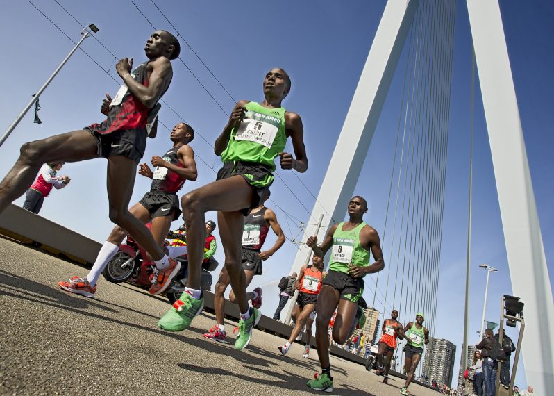 De winnaar van de Marathon van Rotterdam, Wilson Chebet (5), loopt zondag over de Erasmusbrug in Rotterdam. FOTO MARCO DE SWART