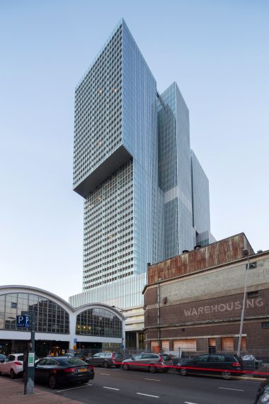 De Rotterdam is het grootste multifunctionele gebouw van Nederland (160.000m2), ontworpen door OMA. Hier gezien vanaf de grond, op de Wilhelminapier.