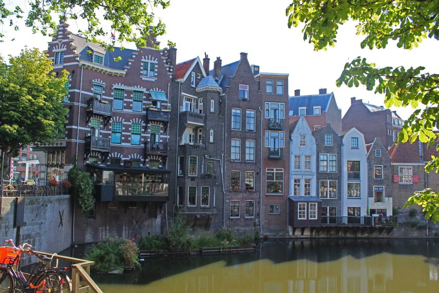 View at the Aelbrechtskolk in Delfshaven, a national monument in Rotterdam-West. From here the Pilgrim Fathers departed to America in 1620. Left on the front cafe de Oude Sluis.