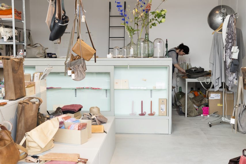 Fashion boutique Ola Korstanje sells at the Zaagmolenkade in the Oude Noorden bags and accessories of her own design.