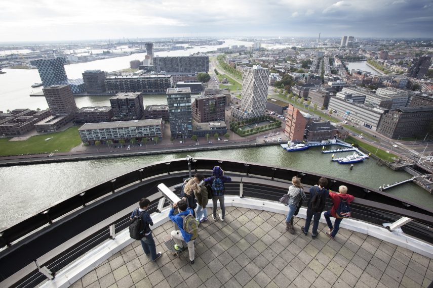 Visitors see the view from the platform of the Euromast at 107 meters altitude. In the foreground the Parkhaven with behind the residential area the Lloydkwartier.