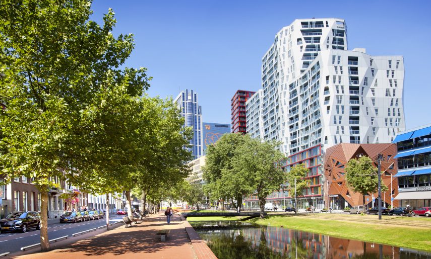 The Westersingel in the center of Rotterdam, with at the right on the shore the apartmentbuilding Calypso. The copper-colored front area is the Pauluskerk. In the background the Millenium Tower.