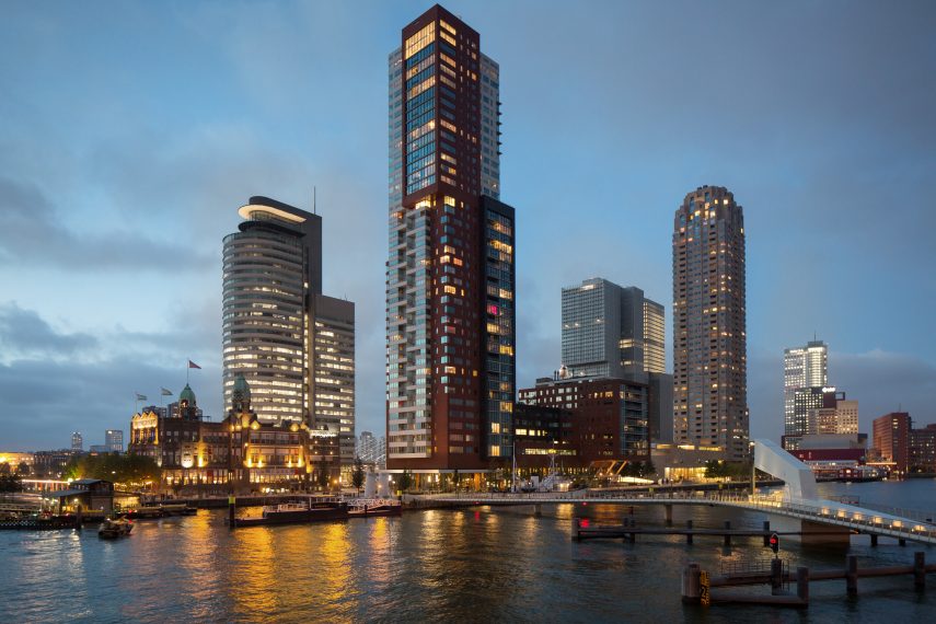 De Wilhelminapier is een bijzonder stukje Rotterdam. Hier staan historische havengebouwen en spectaculaire, ultramoderne hoogbouw, zoals De Rotterdam, zij aan zij. De Rijnhavenbrug verbindt de Wilhelminapier met het schiereiland Katendrecht.