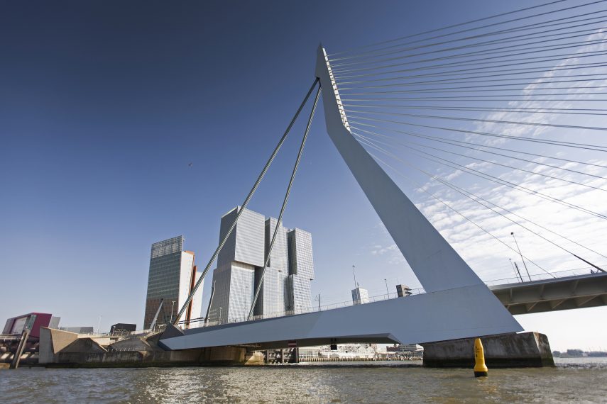 De Erasmusbrug met op de achtergrond het gebouw De Rotterdam op de Kop van Zuid.