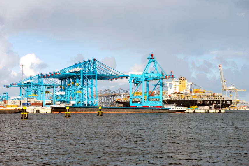 Het lossen van een containerschip bij de APM Terminals op de Tweede Maasvlakte in de Prinses Amaliahaven.