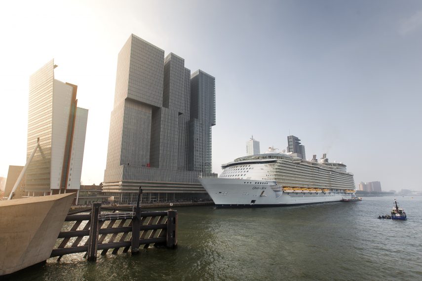 Cruiseschip aan de Cruise Terminal aan de Wilhelminakade. Gebouw De Rotterdam is zichtbaar.
