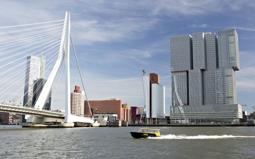 De Erasmusbrug en De Rotterdam, met daarvoor een watertaxi op de Maas.