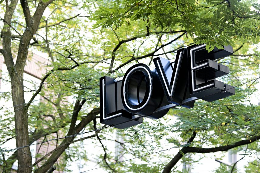 ‘LOVE’ sign: street art at the Witte de Withstraat.