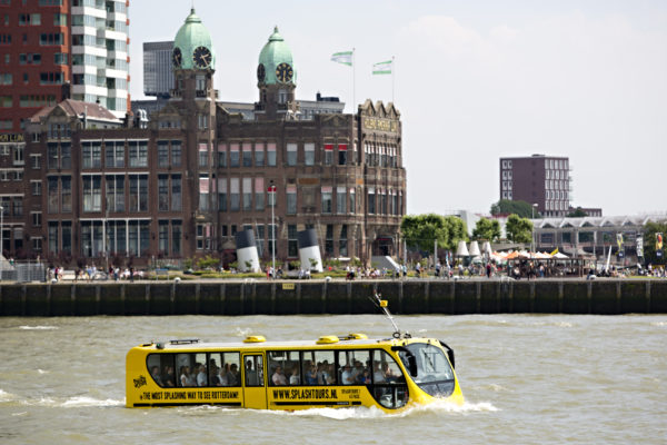 Splashtours bus vaart over de Maas.