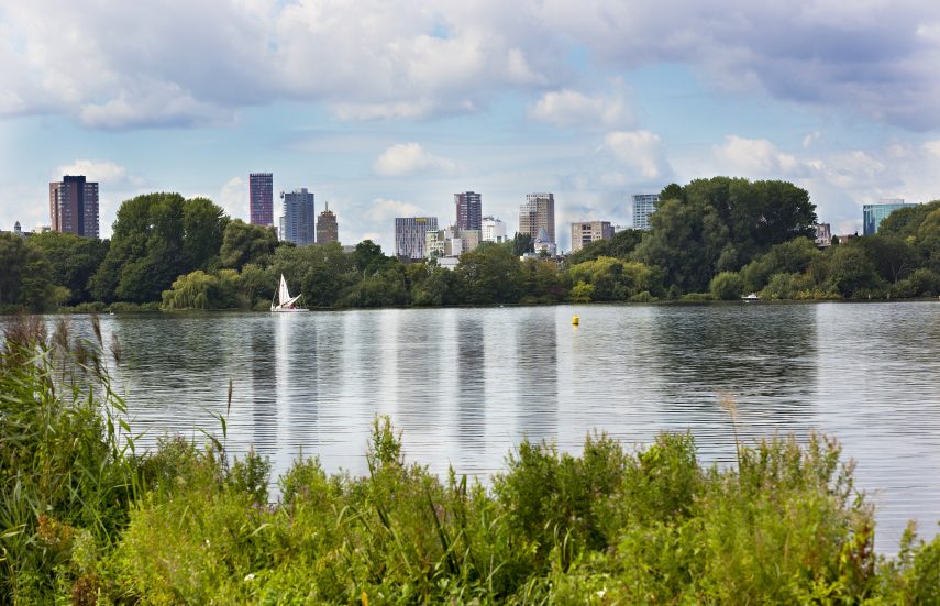 De Kralingse Plas en de skyline van Rotterdam.