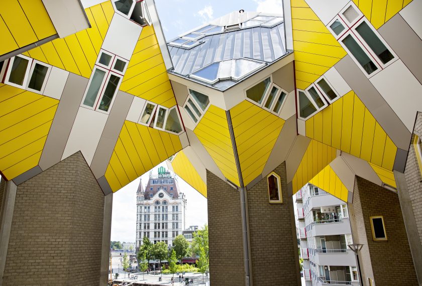 De Kubuswoningen ontworpen door Piet Blom en het Witte Huis ontworpen door Willem Molenbroek.