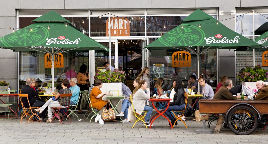 Mensen op terras van Mart Café, Markthal.