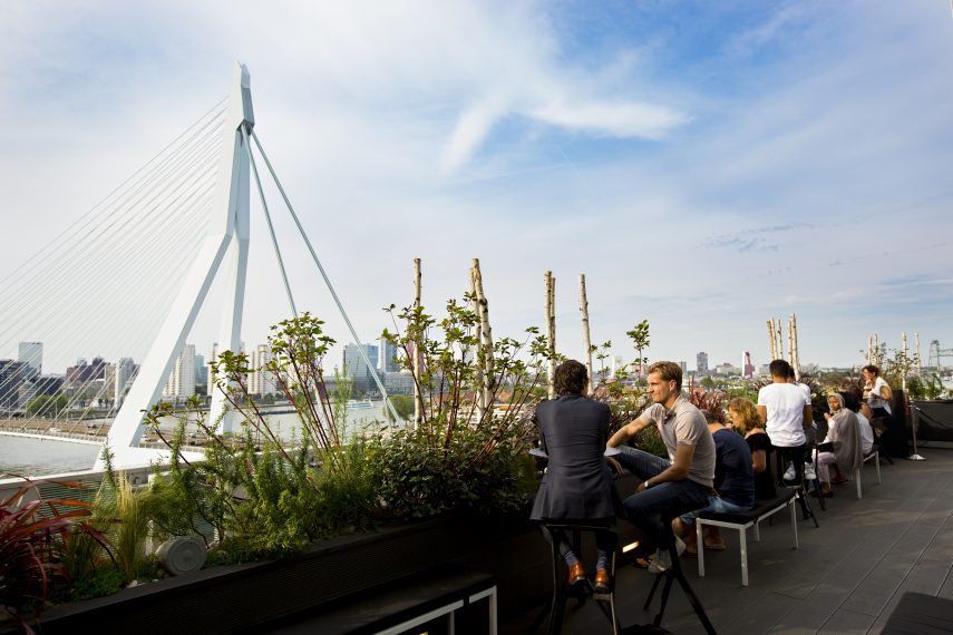 Het terras van het Nhow Hotel, gevestigd in De Rotterdam ontworpen door Rem Koolhaas, OMA.