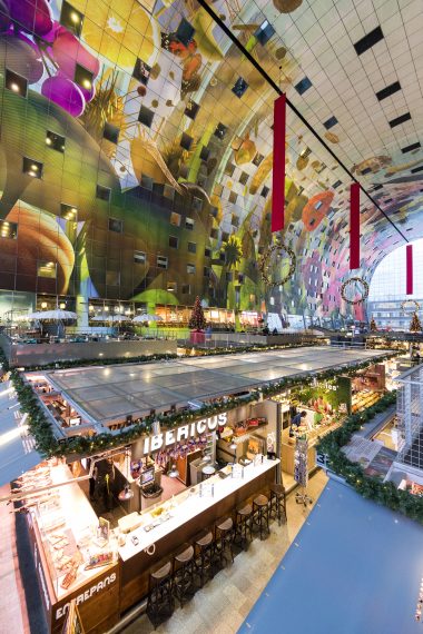 De Markthal (ontworpen door architectenbureau MVRDV) in kerstsferen.