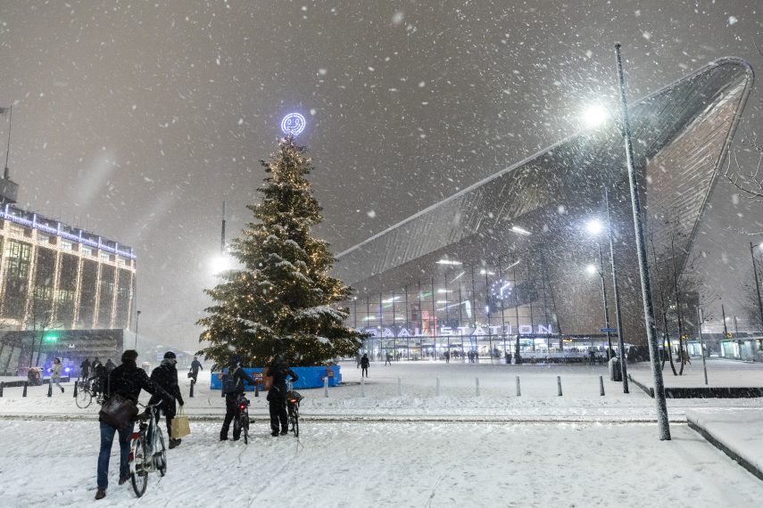 Rotterdam Centraal in de sneeuw.