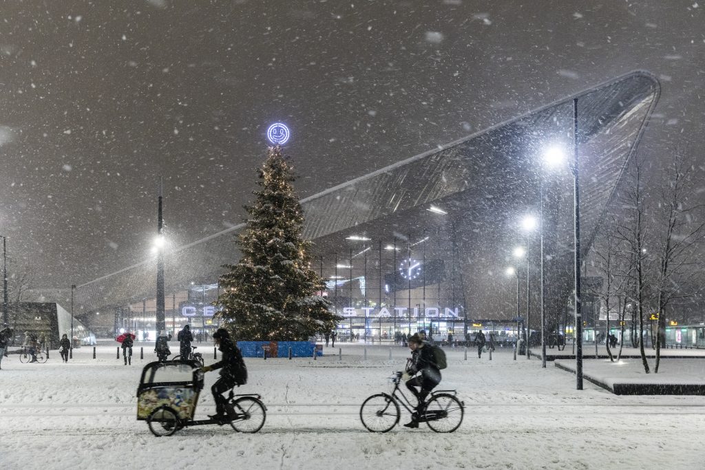 Rotterdam Centraal met Kerst in de sneeuw • Rotterdam. Make it Happen.