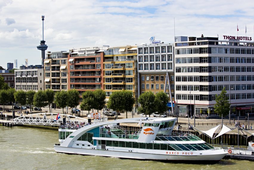 Spido Rotterdam met op de achtergrond de Euromast ontworpen door Huig Maaskant.