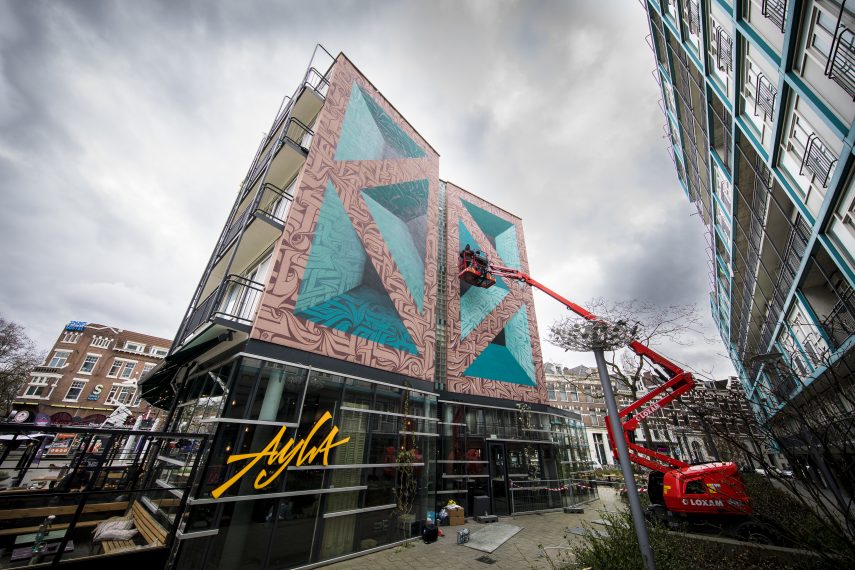 Kunstwerk van Astro op de gevel van restaurant Ayla dat gevestigd is aan het Kruisplein.