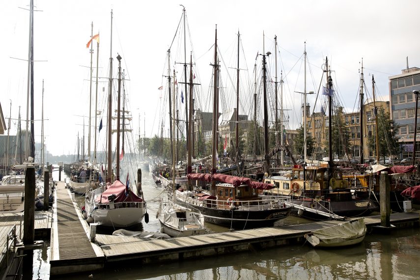 Uitzicht op schepen in de Veerhaven.