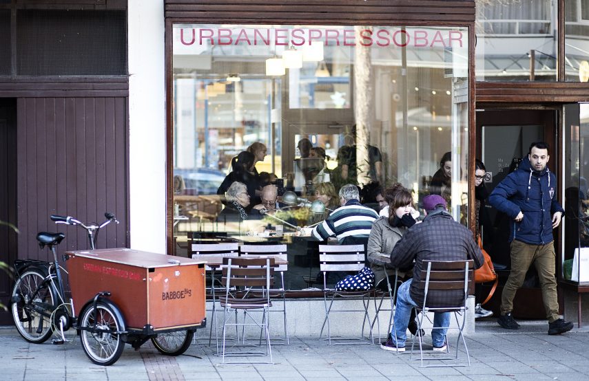 The busy Urban Espresso Bar at  Nieuwe Binnenweg.