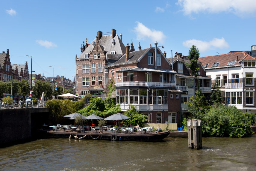 Een terras aan het water in de historische Delfshaven.