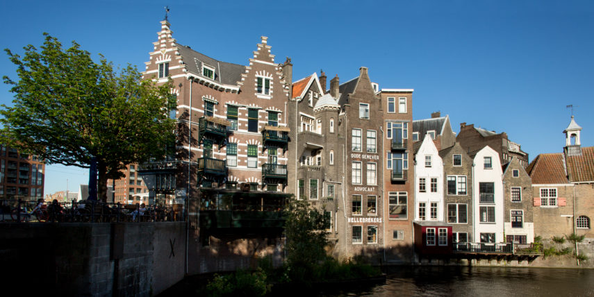 Gebouwen aan de historische Delfshaven, de Voorhaven. 