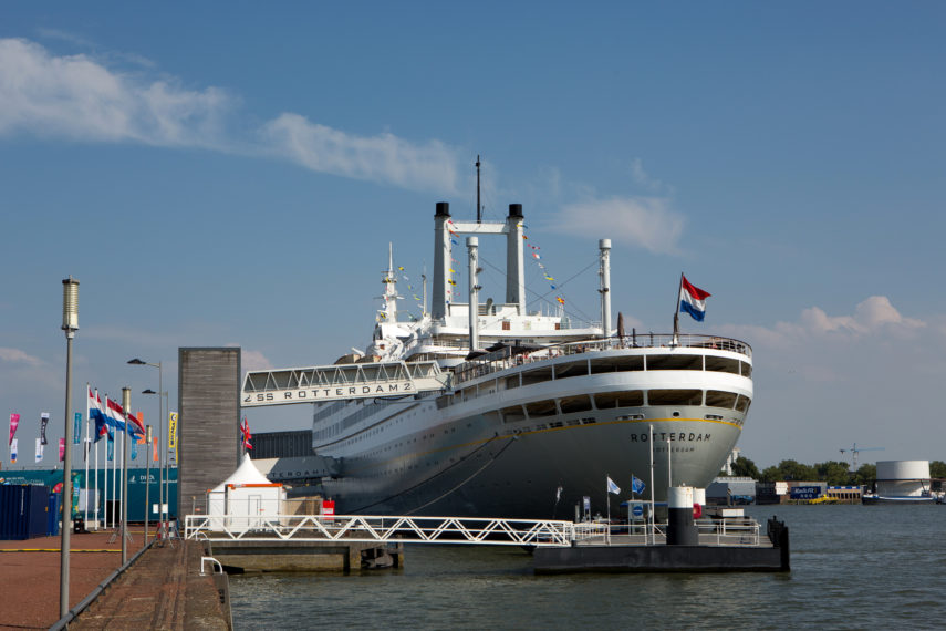 De ss Rotterdam in de haven in Katendrecht.