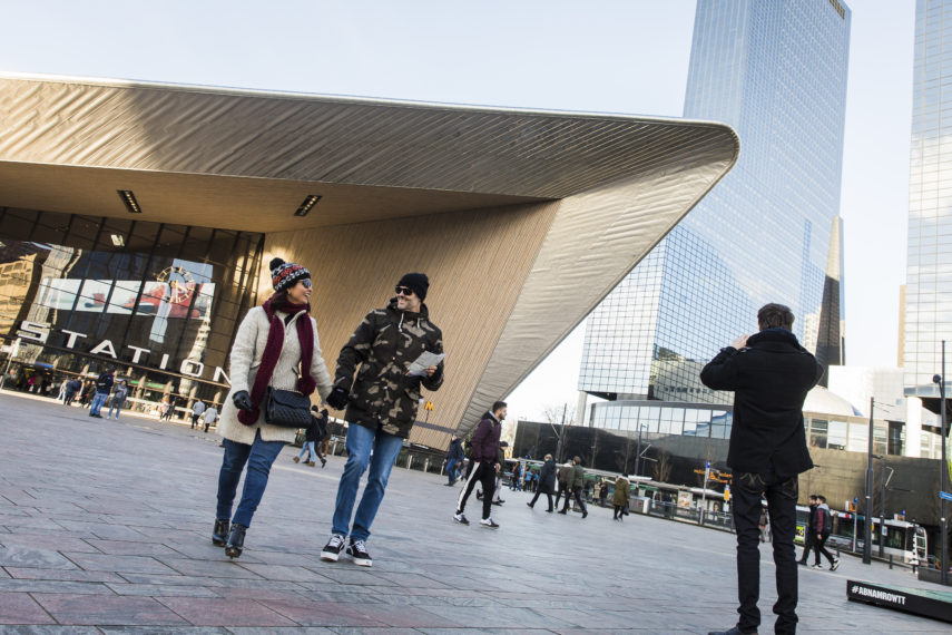 Toeristen op pad in Rotterdam.