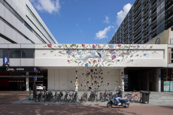 Street art kunstwerk van Collin van der Sluijs in de Karel Doormanstraat.