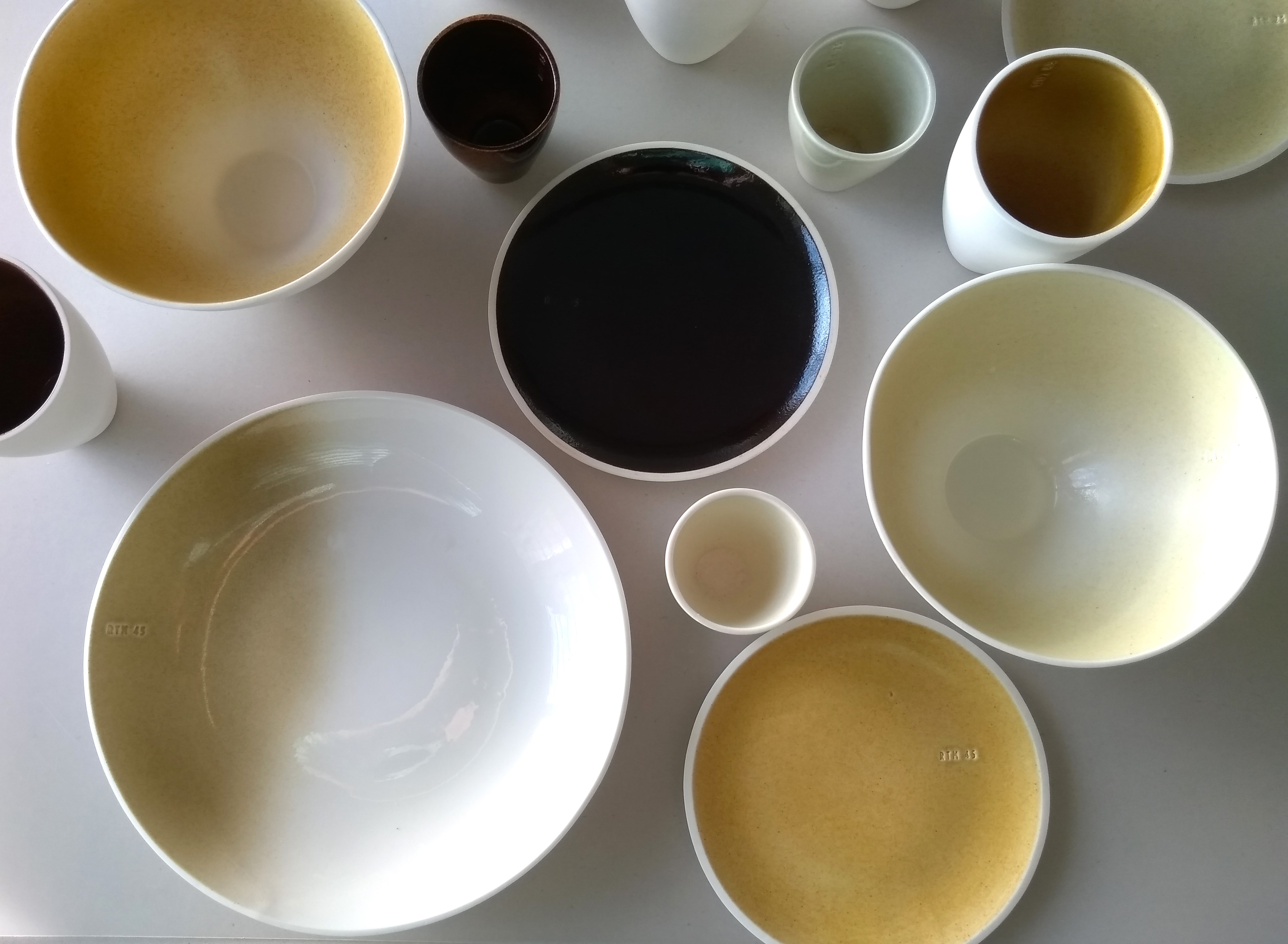 The specific quantity of dust used makes for colourful variations in the glaze.