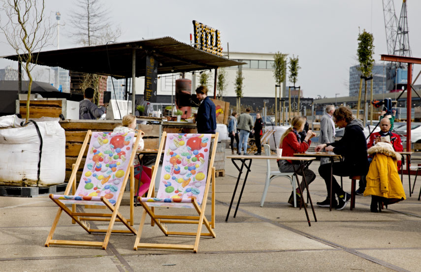 Het buitenterrein van de Kroon Rotterdam. 
De strandstoelen zijn ontworpen door Rotganzen, De Kroon en Rotterdam Make It Happen. 