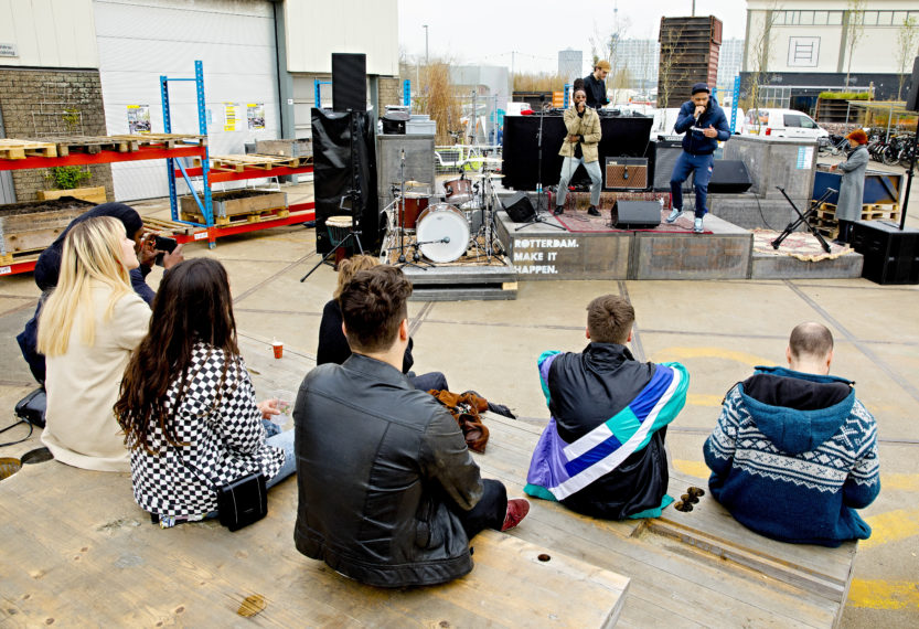 A performance on the outside area of the Kroon.