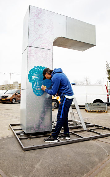 Entrepreneur Stephan Bontje is working on the artistic interpretation of the letter R.