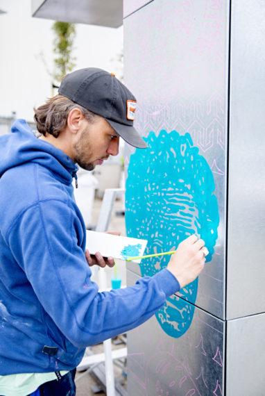 Stephan Bontje is working on a work of art on the grounds of the Kroon.